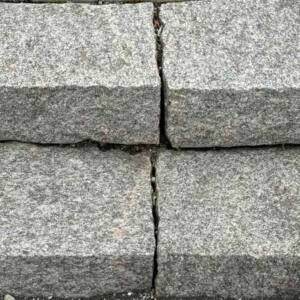 Naturstein Blockstufe Granit antik