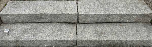 Naturstein Blockstufe Granit antik
