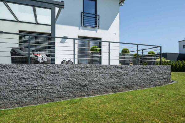 Betonstein Mauer schiefer