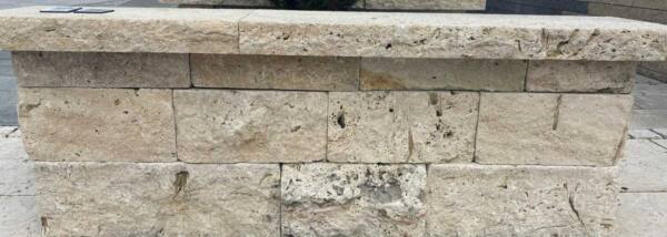 Naturstein Mauer Travertin weiß/beige
