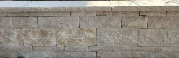 Naturstein Mauer Kalkstein beige