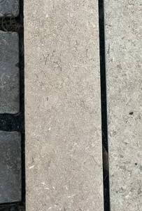 Naturstein Randstein beige