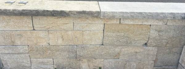 Naturstein Mauer Kalkstein weiß/gelb