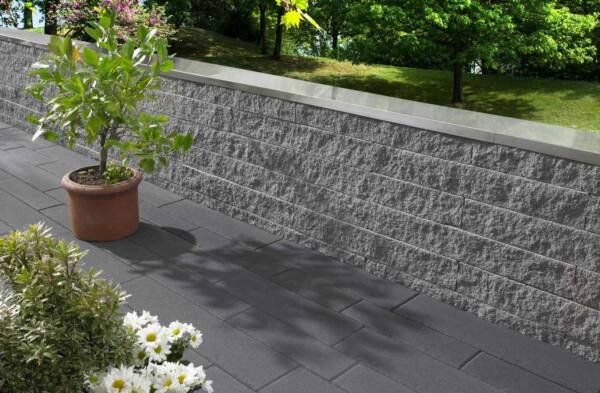 Betonstein Mauer hellgrau