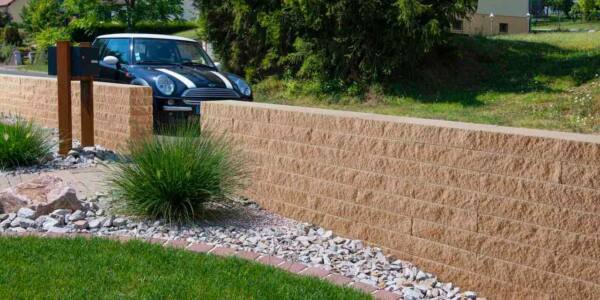 Betonstein Mauer beige