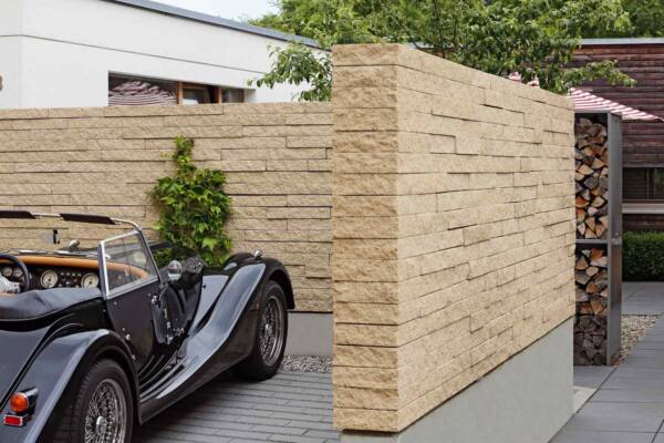 Betonstein Mauer juragelb