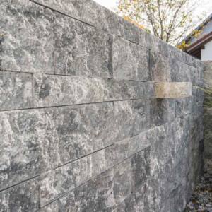 Betonstein Mauer grau-schwarz