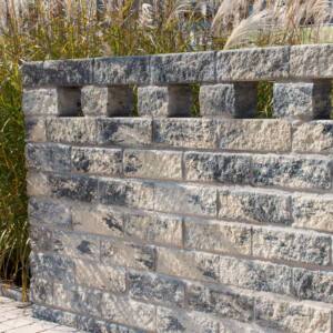 Betonstein Mauer grau-schwarz