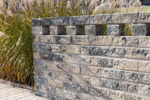 Betonstein Mauer grau-schwarz