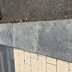 Betonstein Mauer grau-schwarz Abdeckplatte