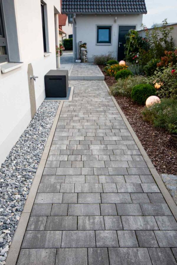 Betonstein Pflaster grau-schwarz